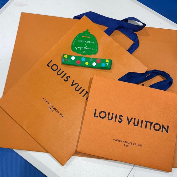 Louis Vuitton Handbags - 🌼Louis Vuitton shopping bags, Yayoi Kusama 2023 green gift ribbon and gift tag